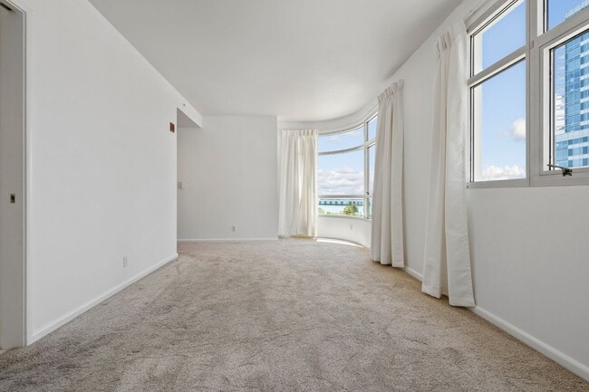 Building Photo - Light Filled 2 Bed, 2 Bath South Beach Por...