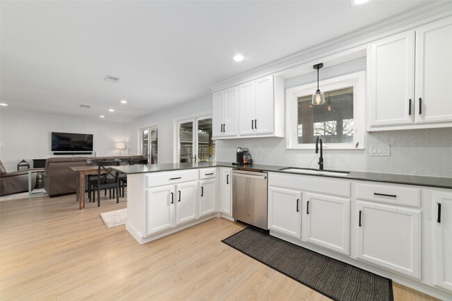 Building Photo - 6435 Woodbrook Ln