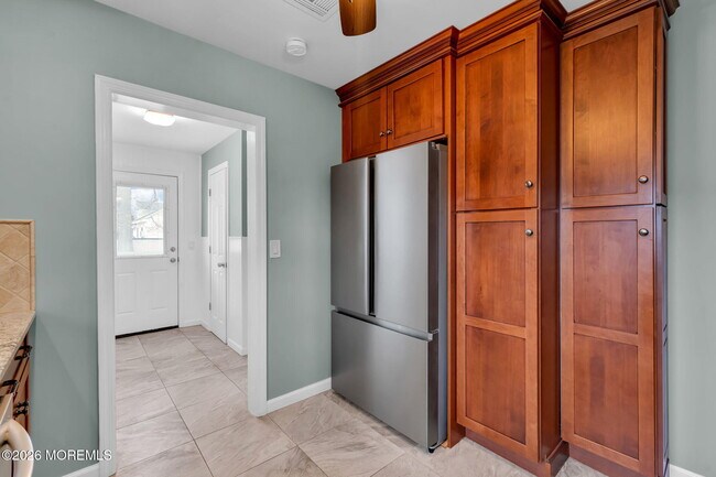 Building Photo - 1232 Pine Tree Way