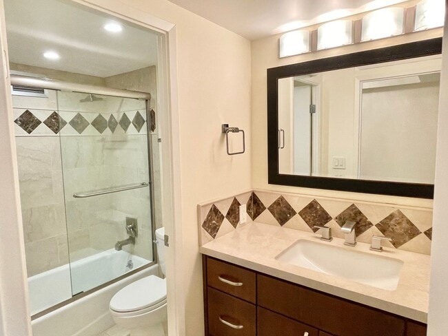 Building Photo - Iconic Gramercy Towers! 2 Story 2BR/2.5BA! 1,745SqFt!  VIEWS! Pool! Fitness! Pet! Parking!  Laund...