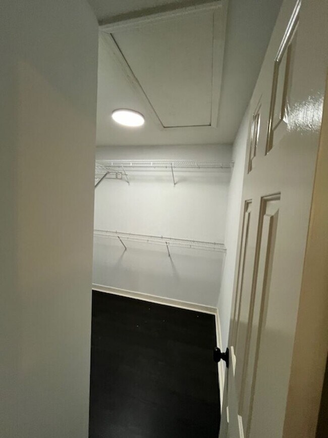 Building Photo - Beautiful and completely Renovated 3/2 fen...