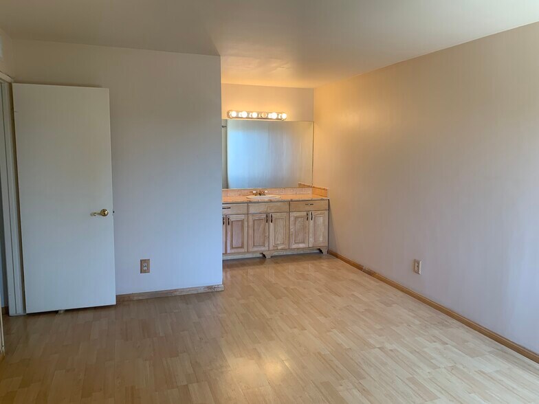 Master - 1422 Rock Glen Ave