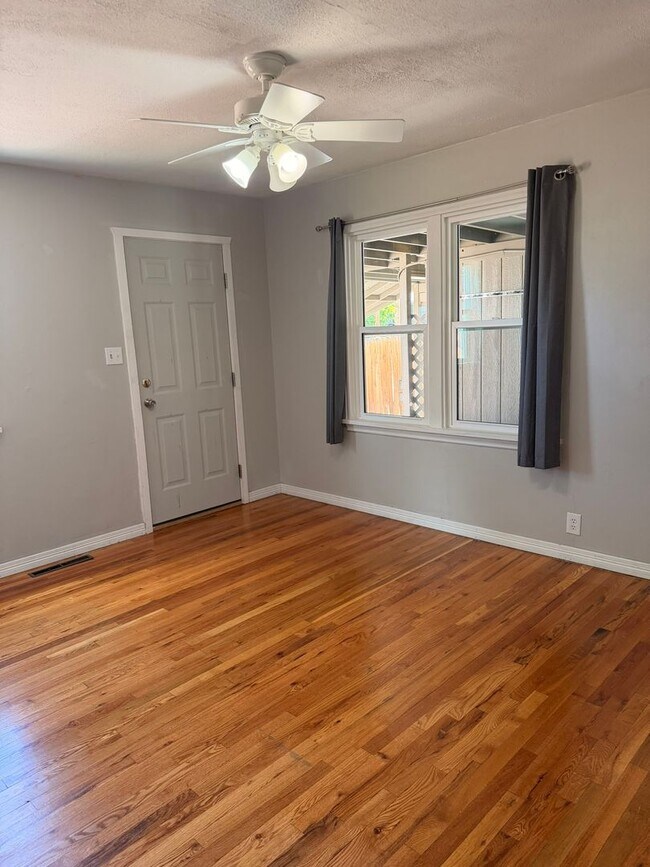 Building Photo - 4BED Near CMU Campus!!!!!!