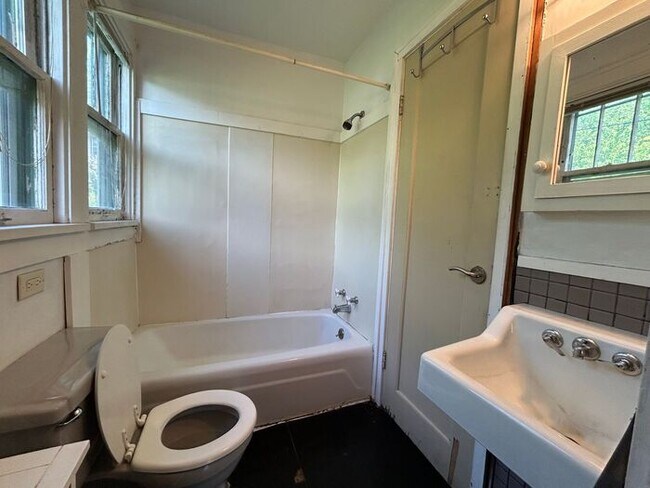 Building Photo - $1,800 | 3 Bedroom, 2 Bathroom Multi Floor...