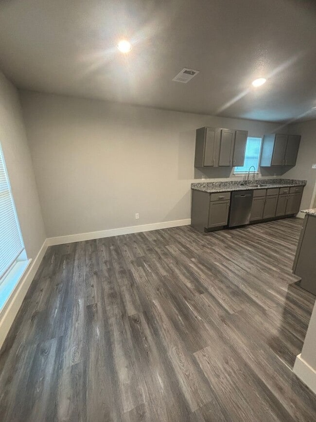 Building Photo - Three Bedroom/Two Bath Home