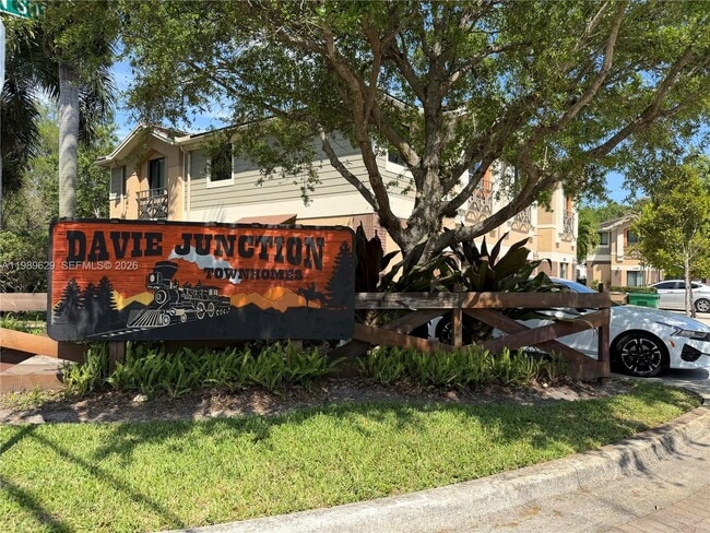 Building Photo - 6330 S Station Square