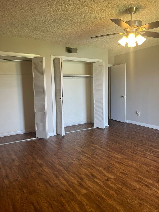 Building Photo - 14 Low Hill Ln