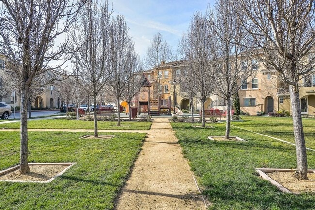 Building Photo - UPDATED LARGE 1600 sq/ft 3BR/3.5BA Central...