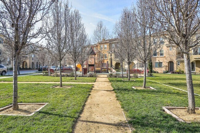 Building Photo - UPDATED LARGE 1600 sq/ft 3BR/3.5BA Central Mtn View Townhome AVAILABLE NOW