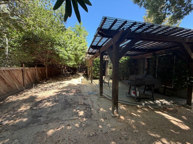Building Photo - 2461 Bay Hill Cir