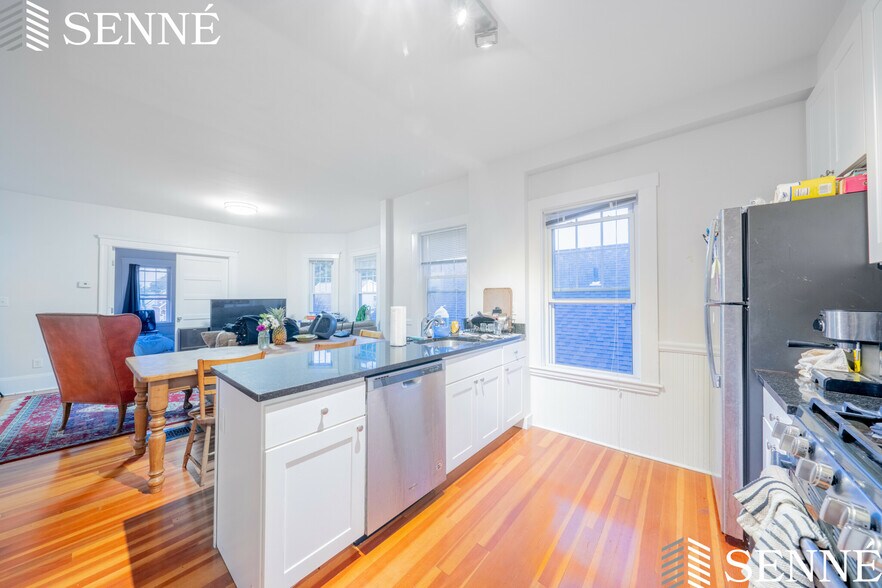 Building Photo - 37 Magoun St