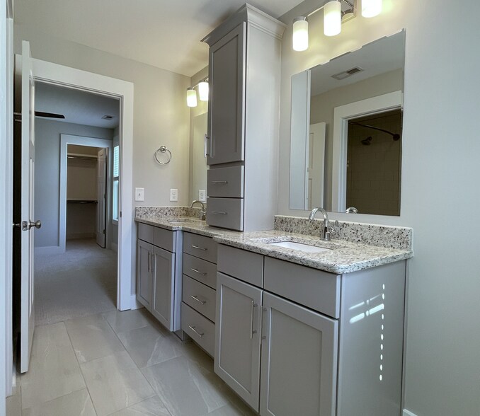 Jack/Jill Bathroom - 5410A California Ave