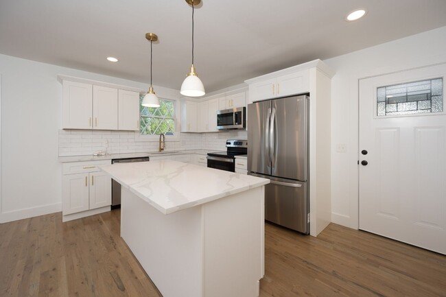Building Photo - **ABSOLUTELY STUNNING TOP-TO-BOTTOM RENOVA...