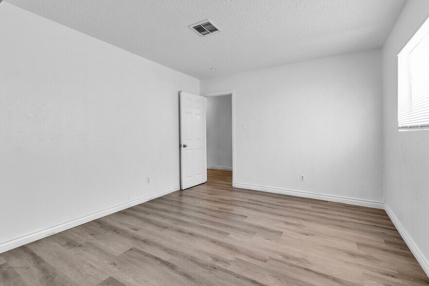Building Photo - 2508 E Mesquite Ave