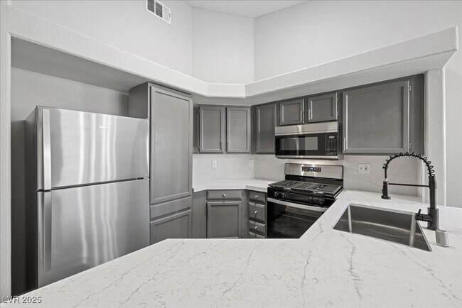 Building Photo - 900 Heavenly Hills Ct