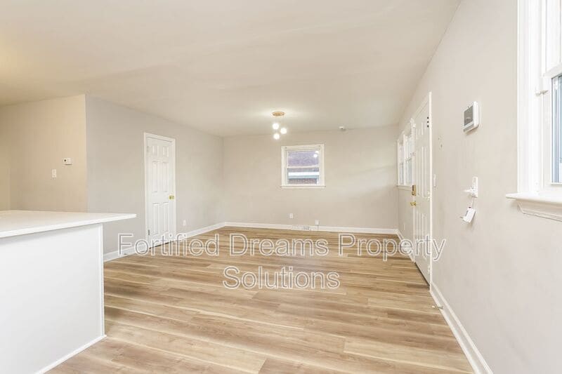 Building Photo - 1615 Eastwood Ave