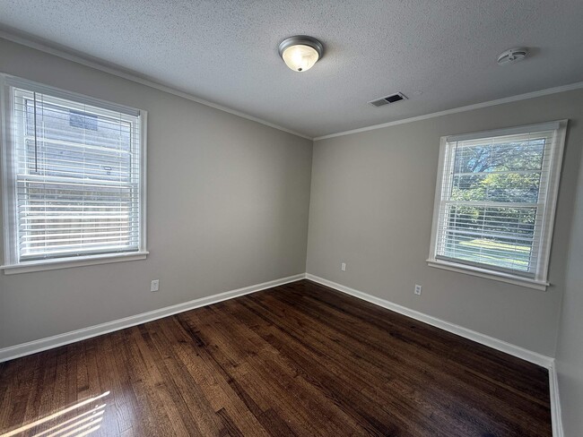 Building Photo - 1409 Dearing Rd