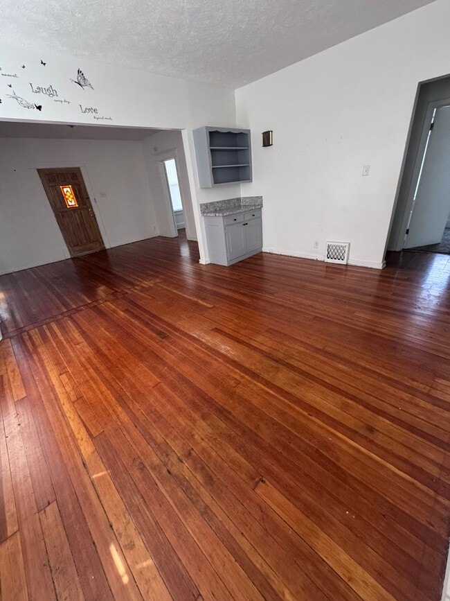 Building Photo - Charming 4-Bedroom Home in Desirable West ...
