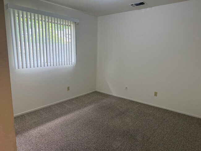 Building Photo - Great location