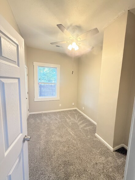 Building Photo - 417 E 18th St