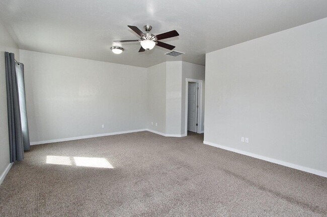 Building Photo - Spacious Home in Quiet Neighborhood