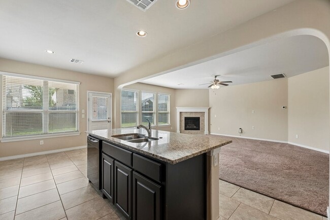Building Photo - 3 bedroom 2 bath near Paycom!