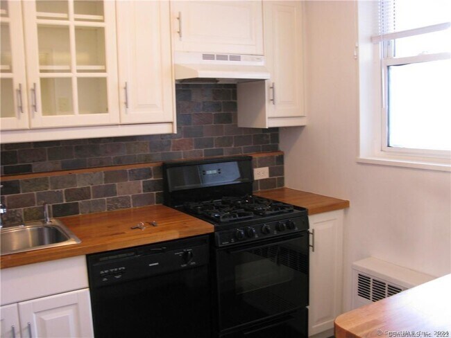 Building Photo - 444 Bedford St