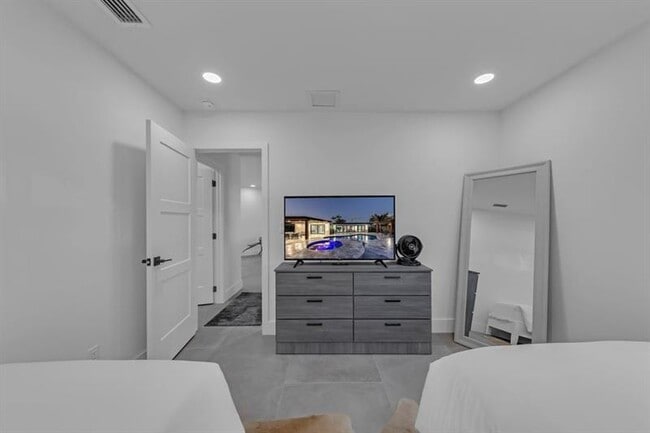 Building Photo - 160 SE 3rd Ct