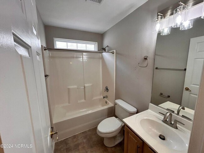 Building Photo - Beautiful brick home in sought-after Sandp...