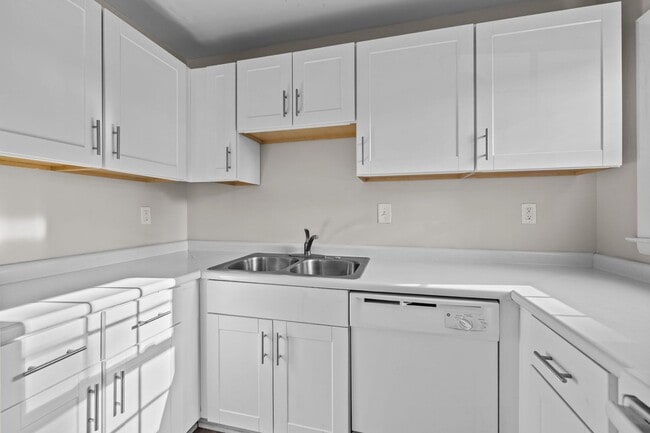 Building Photo - *MOVE IN READY* 3 Bed, 2 Bath Condo, Close to Uptown!!!