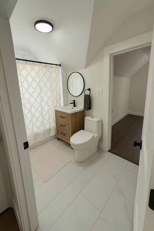 Building Photo - Fully Furnished 1BR + Office | Travel Nurse Ready | 30+ Day Stays Near Milwaukee