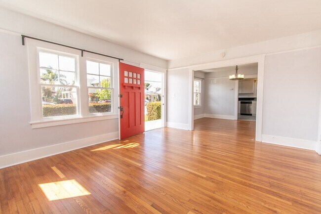 Building Photo - Charming North Park 2 Bedroom with Washer/Dryer, Backyard & Parking!