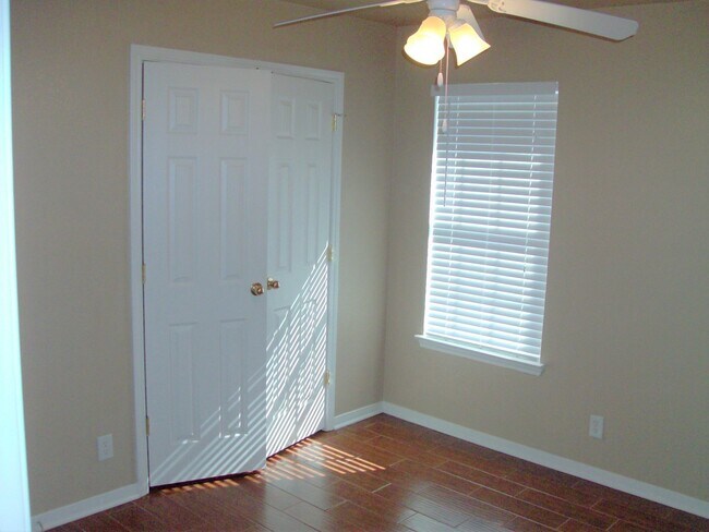 Building Photo - Charming Duplex with Great Features & Loca...