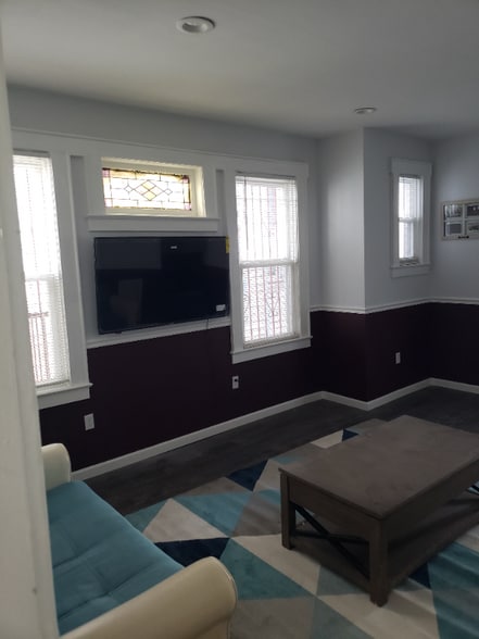 Building Photo - 142 Mapes Ave