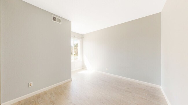 Building Photo - Sunnyvale Townhome, 3 beds 1.5 baths, Nice...