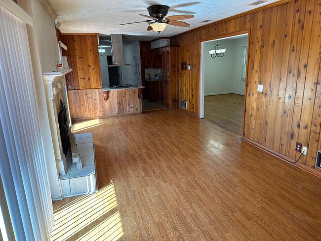 Building Photo - Room in House on Pleasant Hill Rd