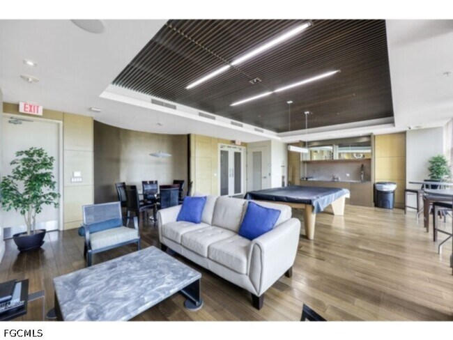 Building Photo - 3000 Oasis Grand Blvd