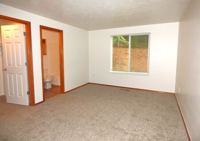 Building Photo - Rent Special: 1/2 Off August's Rent!! 3 bed 2 bath House in South Salem!