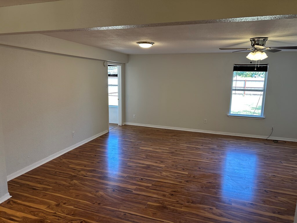 Building Photo - 2110 Glenwood Dr