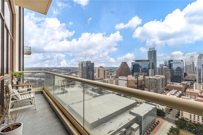 Building Photo - 555 E 5th St