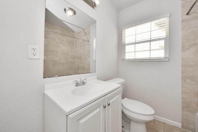 Building Photo - 7504 Elm St