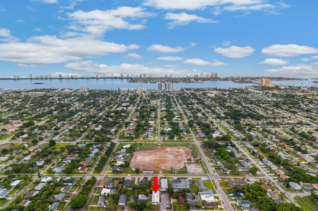 Primary Photo - 233 7th Ct