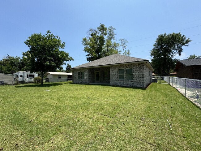Building Photo - "Charming 4 Bed, 2 Bath Home with Granite ...