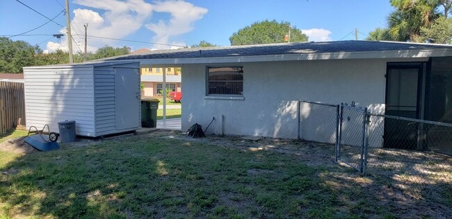 Building Photo - Centrally Located Sarasota 2-bedroom Home ...