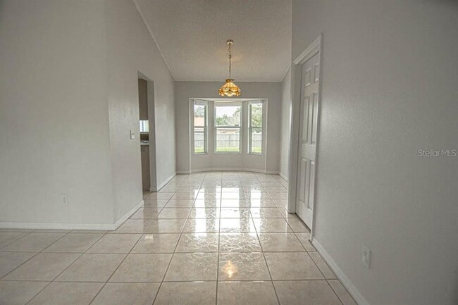 Building Photo - 233 E Gardenia Dr