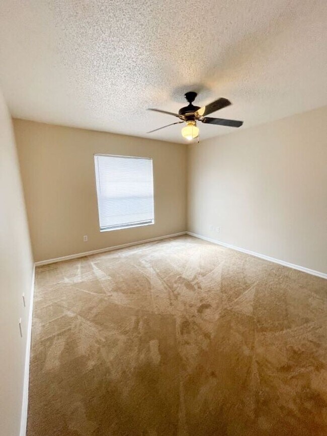 Building Photo - Beautiful 3-Bedroom, 2-Bath Home with 2-Ca...