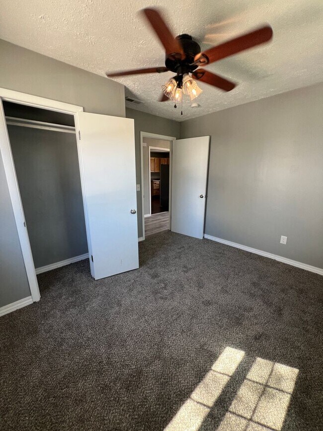 Building Photo - 3 bedroom/1 bathroom house