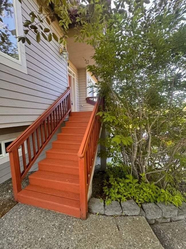 Building Photo - 4 bedroom, 3.5 bathroom home in Hilltop with Mother-in-law Suite and views!