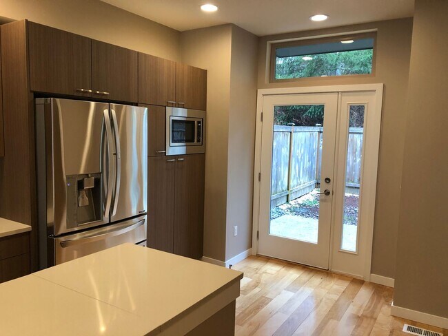 Building Photo - 3bd/2.25ba Issaquah Townhome