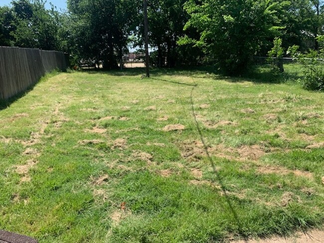 Building Photo - Big lot- Cute 2/1 duplex! Burleson